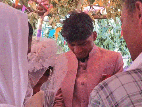 विदाई के समय दुल्हा रोने लगा, परिवार वालों के भी आंखें भर आई।