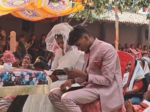 बारात लेकर पहुंची दुल्हन, विदाई में फूट-फूटकर रोया दूल्हा, VIDEO:  4 बेटियों के पिता ने बनाया घर जमाई, बोले- बेटा बनाकर रखूंगा – Chhattisgarh News