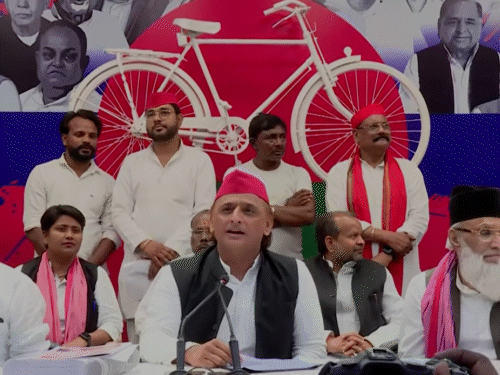 अखिलेश यादव ने फतेहपुर में चाय की दुकान चलाने वाले शेषमन के बेटे आर्यन यादव को सपा दफ्तर बुलाया।