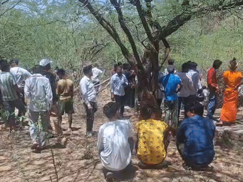 हादसे के बाद मौके पर भीड़ इकट्‌ठा हो गई।