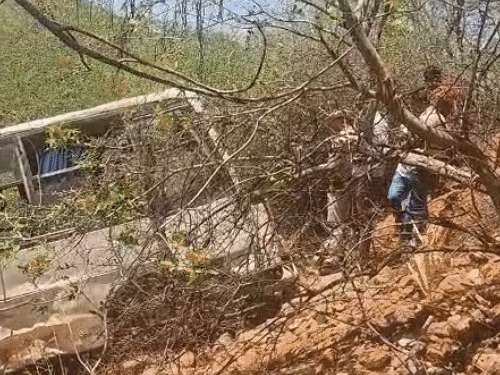 बेकाबू होकर बस सड़क से करीब 150 फीट नीचे गिर गई।