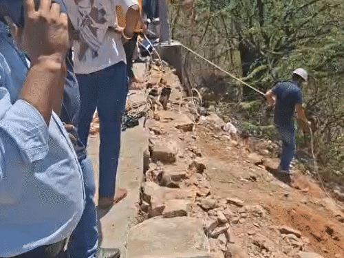 रस्सी के सहारे खाई में उतरती रेस्क्यू टीम।
