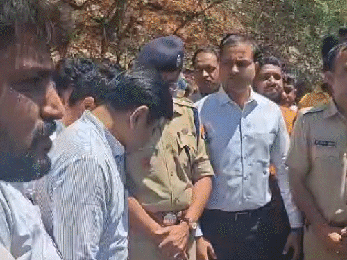 मौके पर पुलिस और प्रशासन के अफसर पहुंचे।