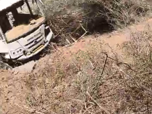 पेड़ और झाड़ियों के बीच फंसी बस में से घायलों को बाहर निकालते स्थानीय लोग।