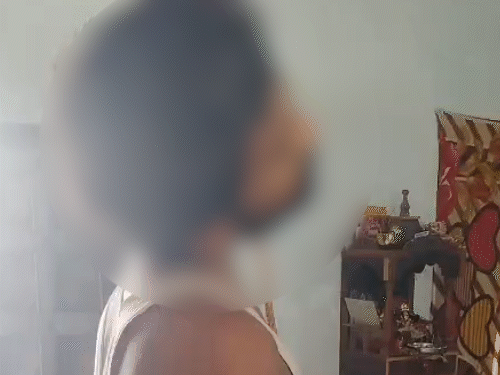 दूसरे कमरे में रस्सी के फंदे पर रामलाल लटका मिला।