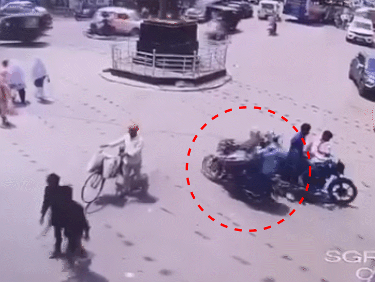 अंबेडकर चौराहे पर लगे सीसीटीवी कैमरे में आरोपी बाइक से भागते नजर आ रहे हैं।