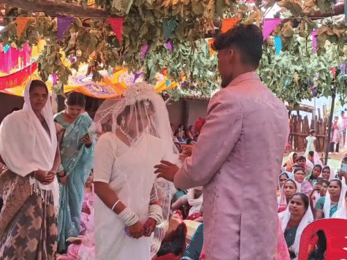 मेतई परंपरा के अनुसार विवाह की रश्में पूरी की गई।