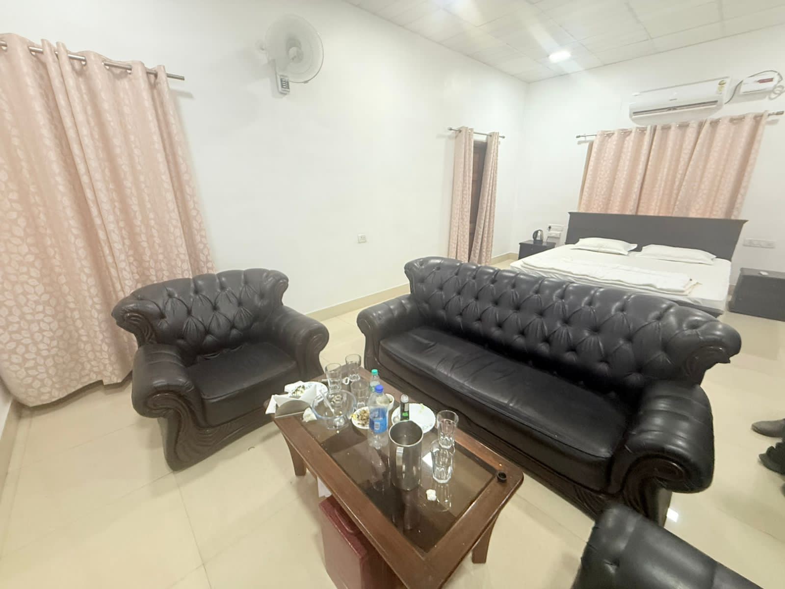 टेबल पर शराब की बोतल और गिलास पड़ी मिली।