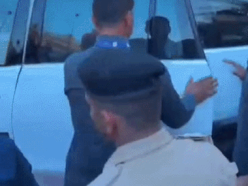 अखिलेश यादव ओल्ड राव पैलेस में अपनी भांजी श्वेता की शादी में पहुंचे।