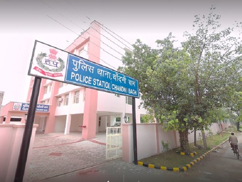 चांदनी बाग थाना पुलिस ने महेंद्र सहित चार लोगों के खिलाफ केस दर्ज किया है।