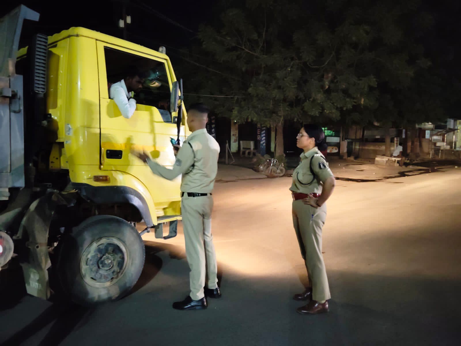 यातायात नियमो कीअनदेखी करने वालो पर पुलिस सख्त कार्रवाई करते हुए