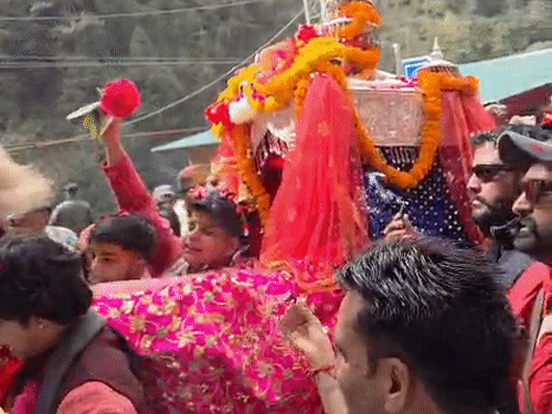 धीरे धीरे यमुनोत्री की तरफ बढ़ रही मां यमुना की डोली।