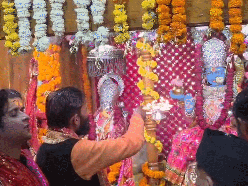 यमुनोत्री धाम में पहली पूजा करते मंदिर के मुख्य पुजारी।