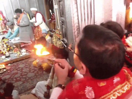 गंगोत्री में पीएम के नाम की पहली पूजा करते सीएम धामी।