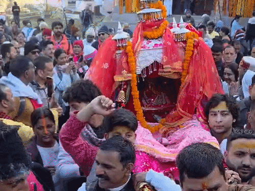 खरसाली से मां यमुना की उत्सव डोली सुबह 8 बजे रवाना हुई, जो करीब 12 बजे यमुनोत्री पहुंचेगी।