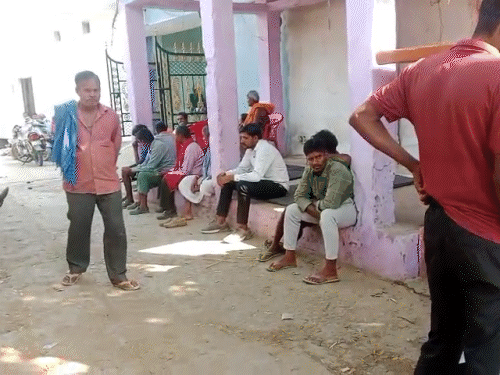 घटना के बाद घर के बाहर लोगों की भीड़ लग गई थी।