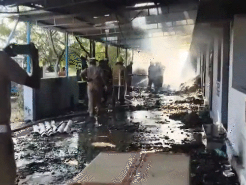 फैक्ट्री में ब्लास्ट रविवार दोपहर करीब 3 बजे हुआ।