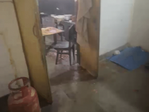 कमरे के अंदर फ्रिज से बीयर की बोतलें और केन बरामद की गई है।