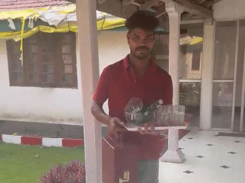 रेस्टहाउस के कमरे से शराब की बोतल और गिलास मिली।