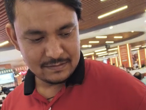 कैफे के कर्मी ने मौके पर परिवार से माफी मांगी।
