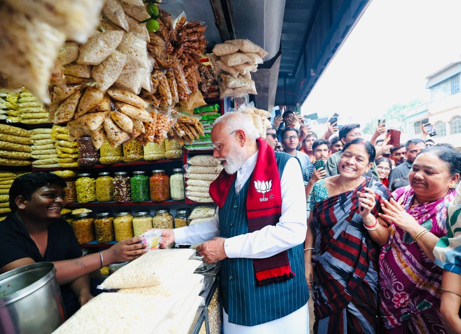 The shopkeeper gave Jhalmuri in a paper bag to the PM.