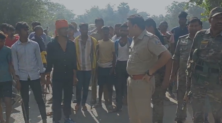 ग्रामीणों का आरोप है कि समय रहते वन विभाग कार्रवाई करता तो यह घटना टाली जा सकती थी। उन्होंने मुआवजा देने और हाथियों को इलाके से खदेड़ने की मांग की है।