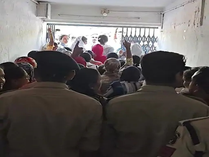 कई महिलाएं थाने के अंदर पहुंच गईं और जमकर नारेबाजी की।