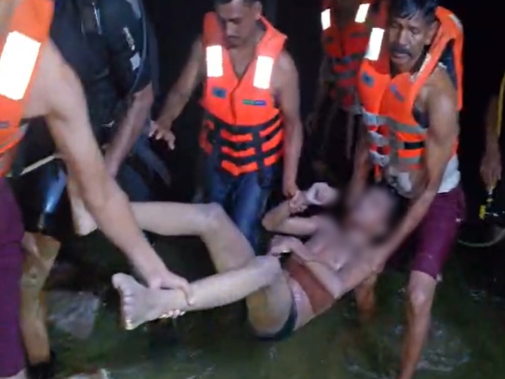 टीम ने मोहम्मद ईशांत का शव नदी से बाहर निकाला।