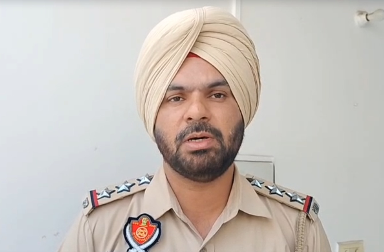 थाना मोड़ मंडी प्रभारी तरनदीप सिंह जानकारी देते हुए।