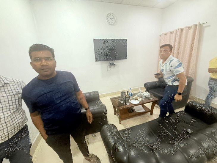 चीफ केमिस्ट गोवर्धन सिदार सहित 5 अधिकारी सरकारी रेस्टहाउस में शराब पाते पकड़े गए।