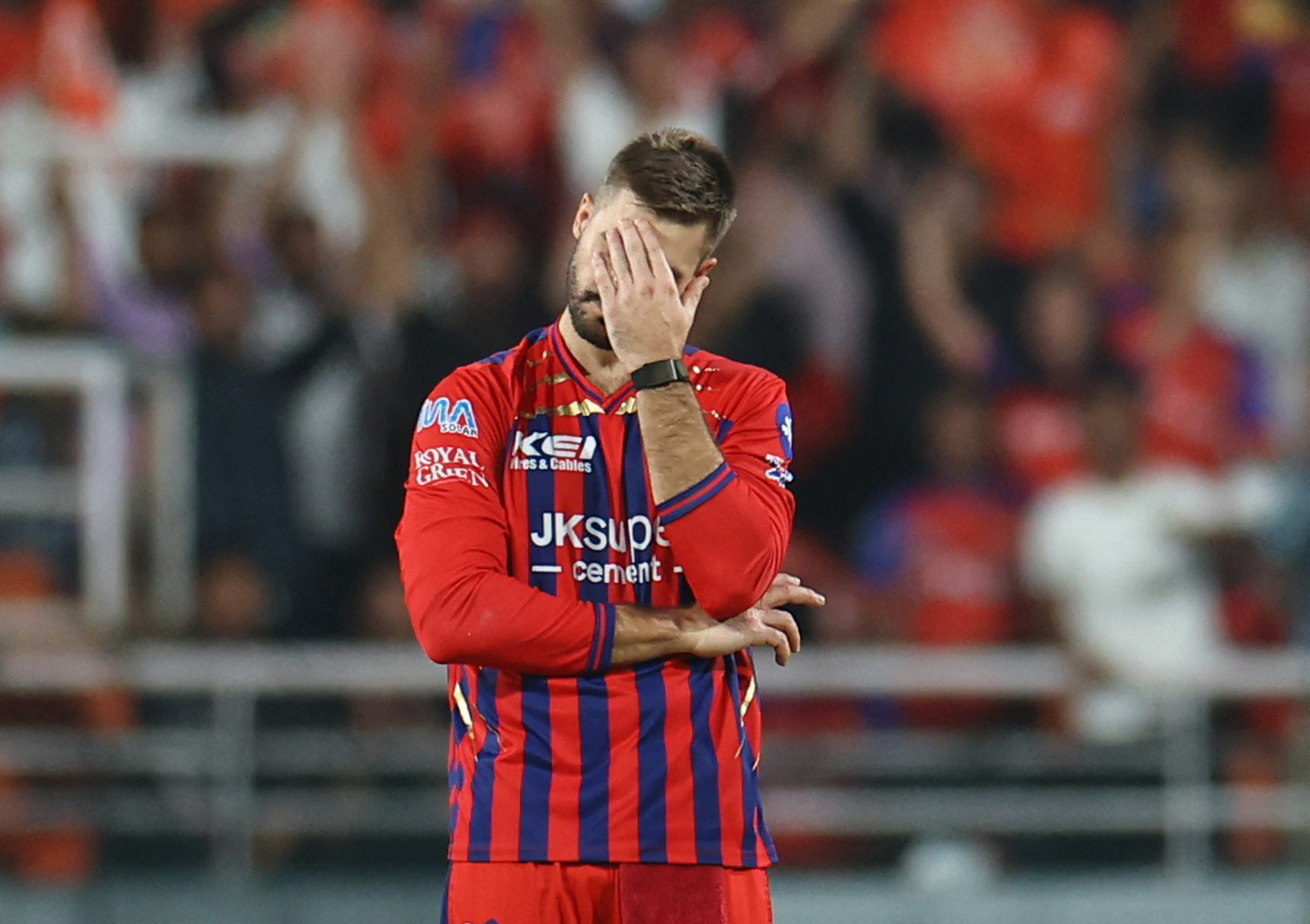 ऐडन मार्करम ने 32 रन का ओवर फेंका।