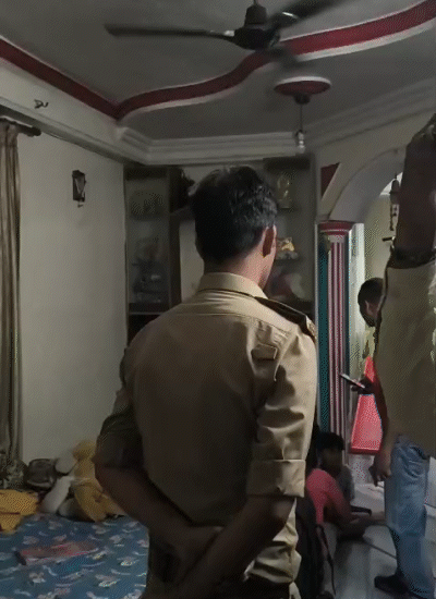 त्रिमूर्ति अपार्टमेंट में ग्राउंड फ्लोर पर G4 फ्लैट शशि रंजन मिश्रा का है। पुलिस और फोरेंसिक टीम ने कमरे से सबूत जुटाए।