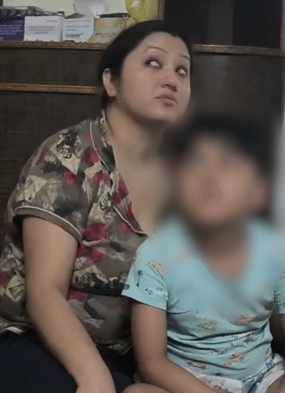 ये बच्चियों की मां रेशमा है। बेटे के साथ मायूस बैठी है। इन्होंने बताया कि पति शराब के नशे में अक्सर पीटता था।