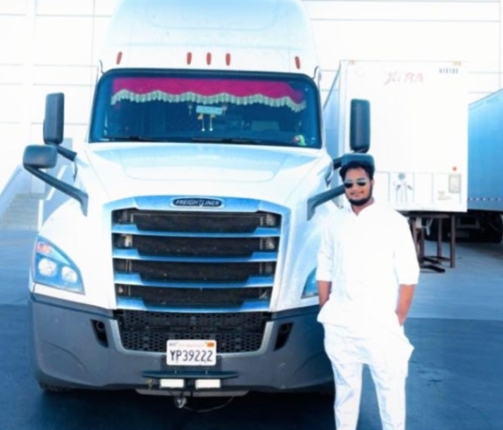 ट्रक के साथ सिमरनजीत सिंह का फोटो, जिसे वह खुद चलाता था।