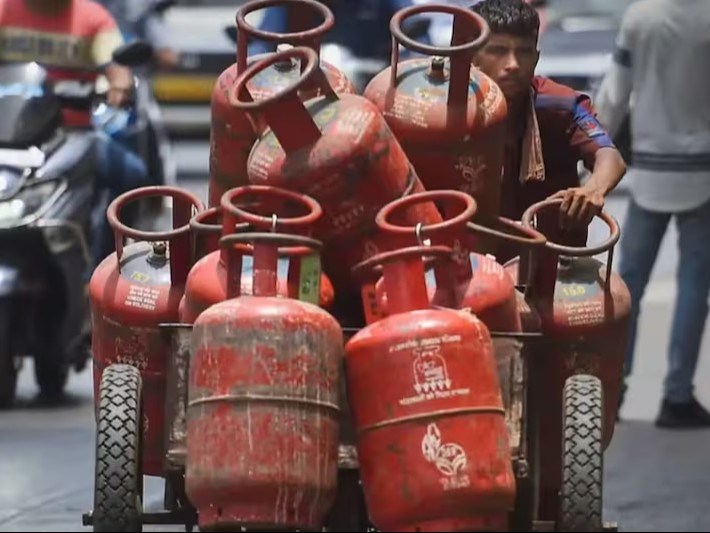 मार्च में घरेलू LPG की खपत 13% घटी:  ईरान जंग की वजह से सप्लाई प्रभावित; पेट्रोल-डीजल की डिमांड 8% तक बढ़ी