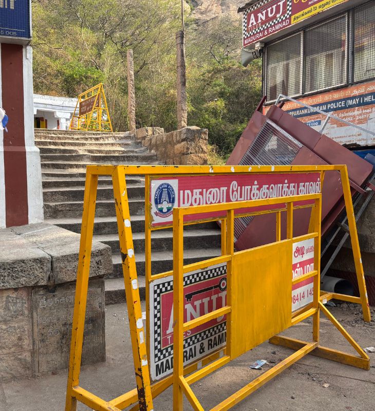 ये सीढ़िया दरगाह की तरफ जाती हैं। रास्ते इसी तरह बैरिकेड के जरिए बंद किए गए हैं।