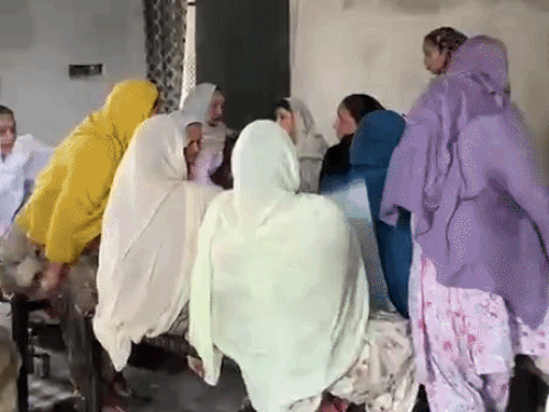 सिमरनजीत सिंह की माता को संभालती परिवार की महिलाएं।