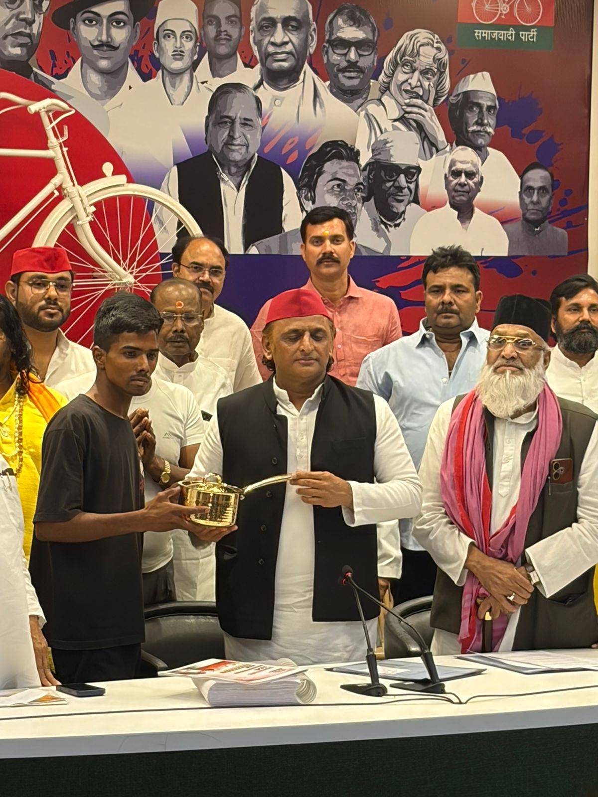 अखिलेश ने आर्यन को पीतल का भगोना गिफ्ट किया। कहा- डरना नहीं है। बुरे दिन जाने वाले हैं।