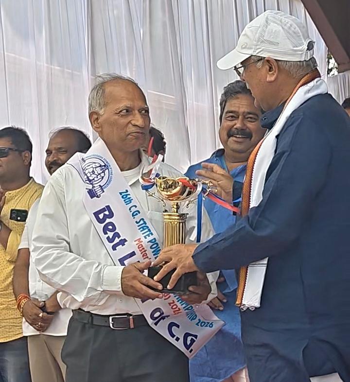 विजेताओं को सम्मानित करते पूर्व सीएम भूपेश बघेल।