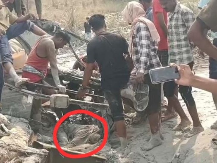 हादसे राख में दबा हुआ जेसीबी ऑपरेटर जिस से उसकी मौत हो गई