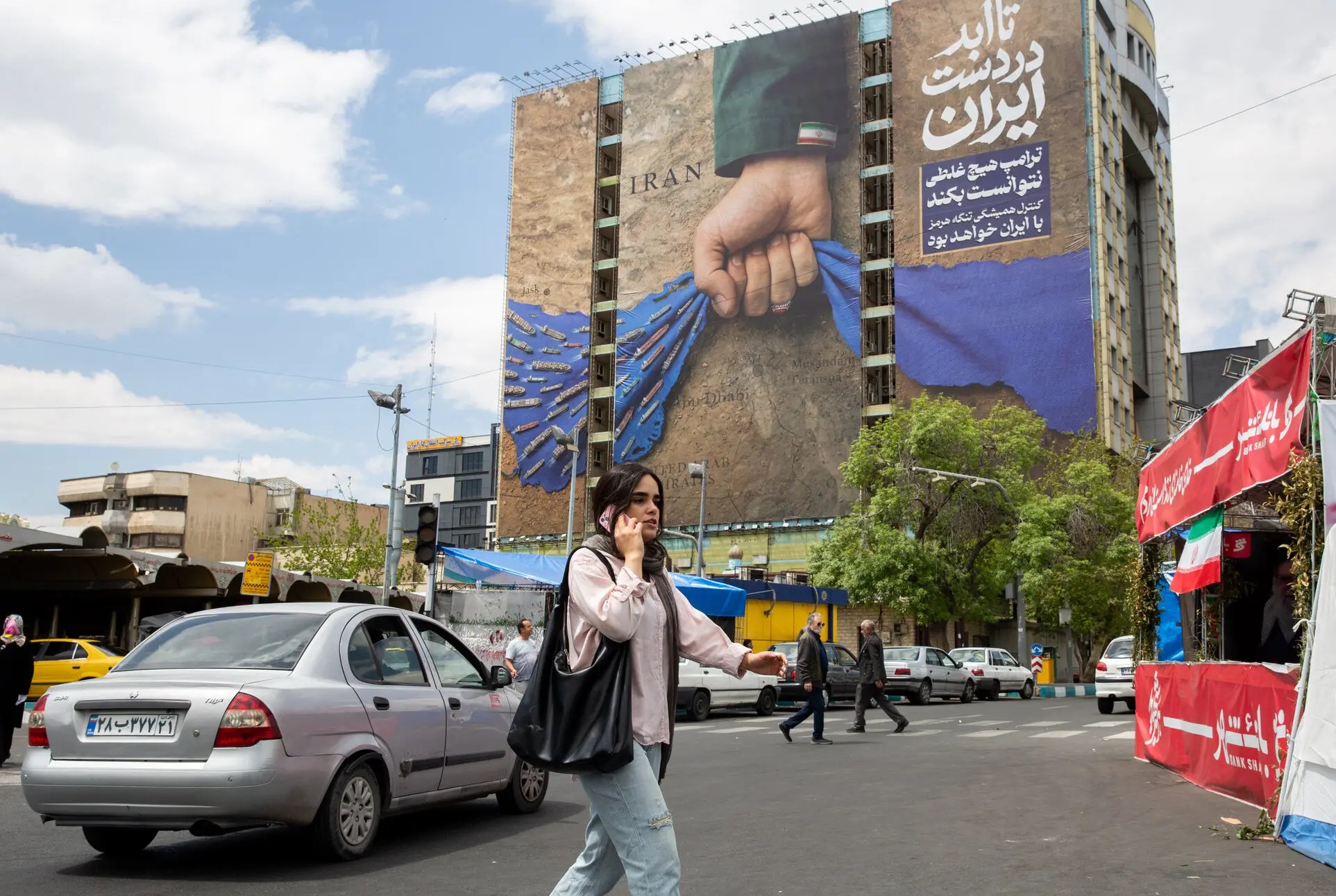 A mural on a building in Tehran depicting Iran's intention to maintain control over the Strait of Hormuz.