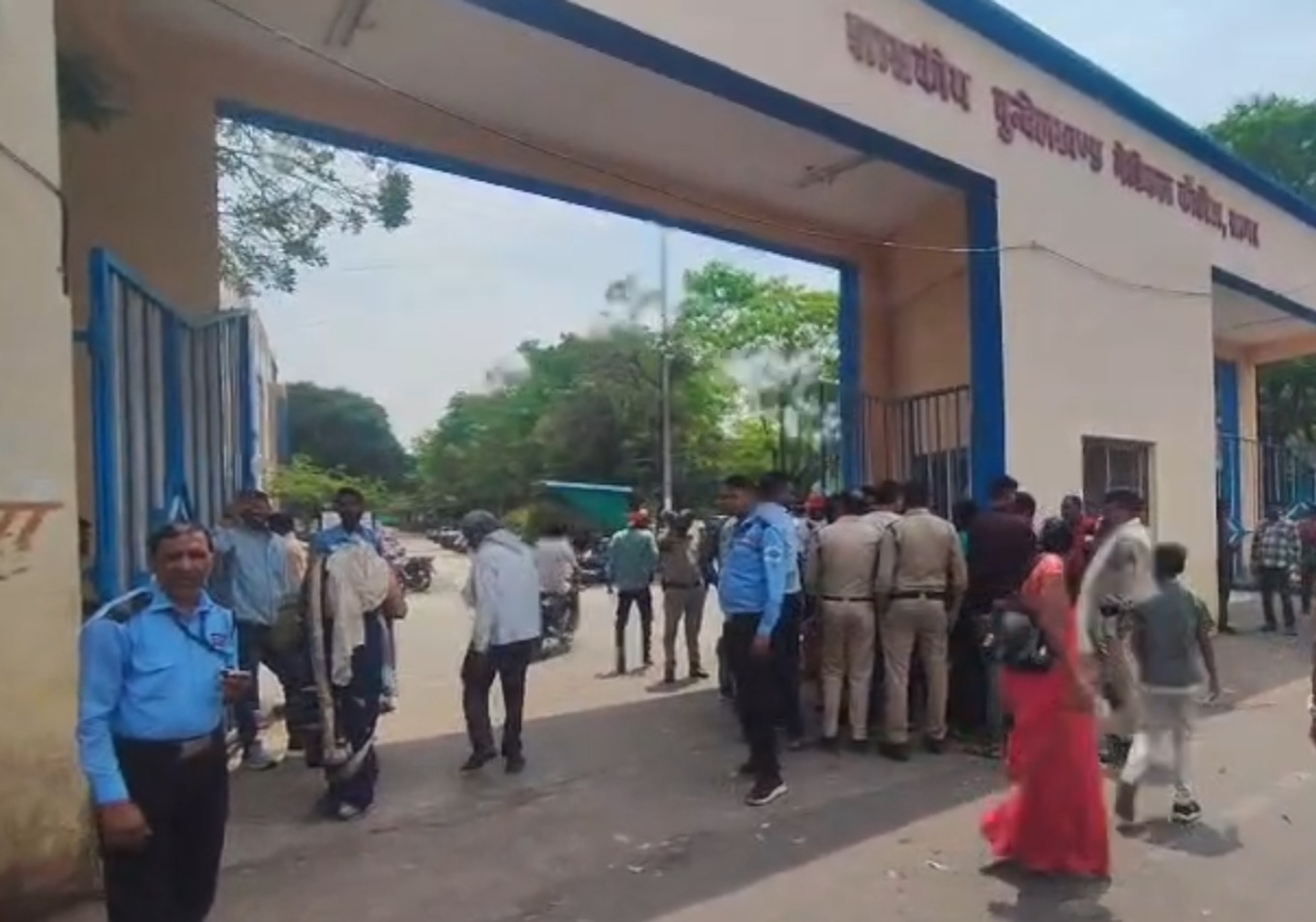 बीएमसी के गेट पर परिजन ने किया हंगामा।