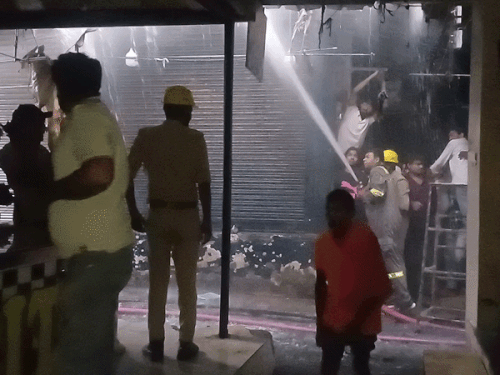 आग बुझाती फायर ब्रिगेड - Dainik Bhaskar