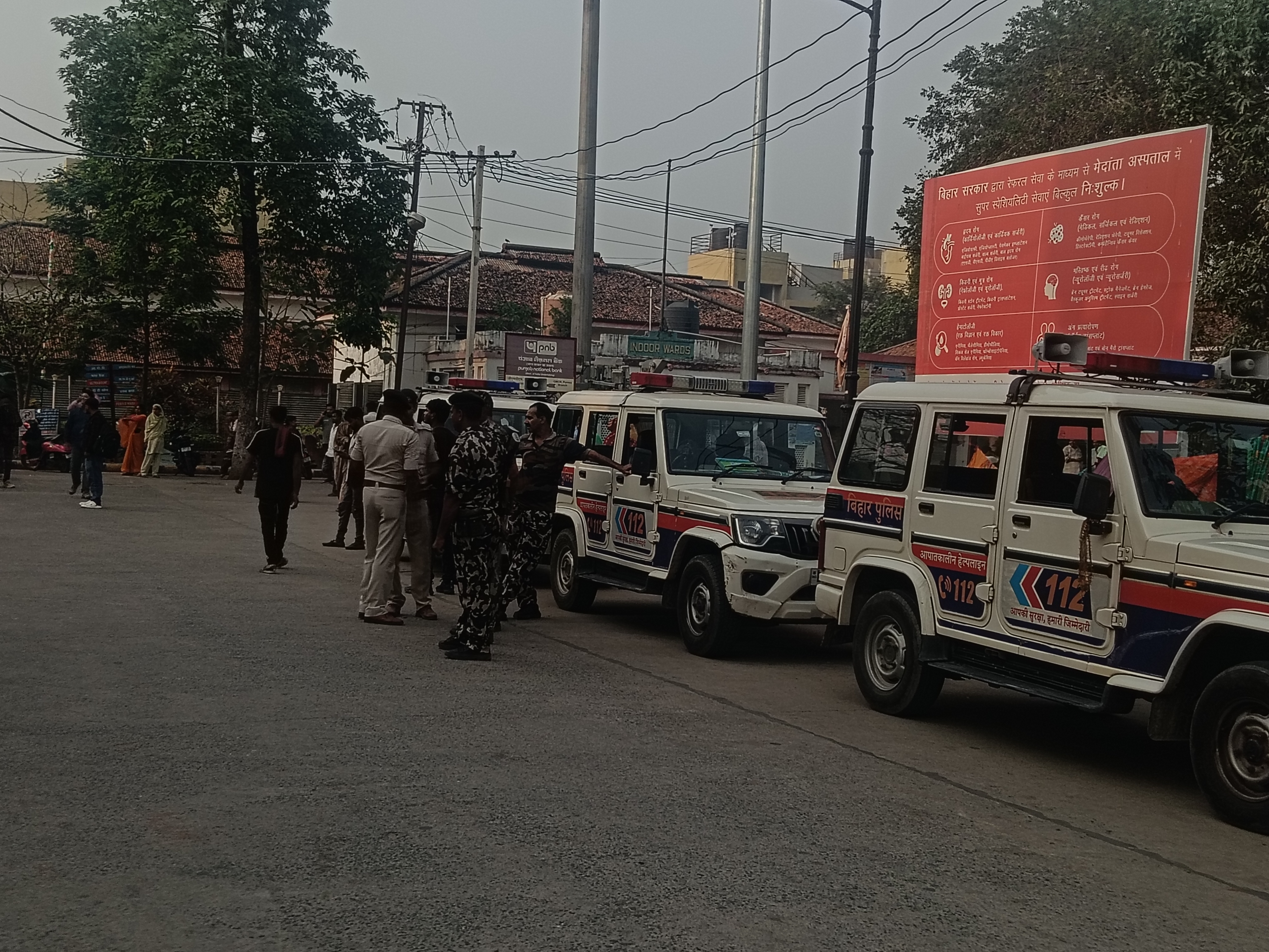 घटना से नाराज इंटर्न डॉक्टर और मेडिकल स्टाफ ने विरोध जताया और आरोपियों की गिरफ्तारी की मांग पर अड़ गए।