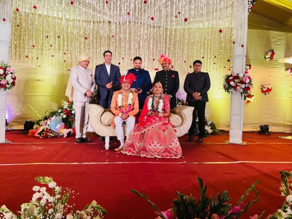 आईएएस ईशान प्रताप सिंह श्रावस्ती जिले में मुख्य विकास अधिकारी रहे हैं। 2020 में राजस्थान कैडर की आईएएस रिया से उनकी शादी हुई थी।