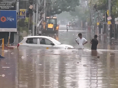 गुवाहाटी में 10 मिनट हुई तेज बारिश के बाद सड़कों पर ढाई से तीन फुट तक पानी भर गया।