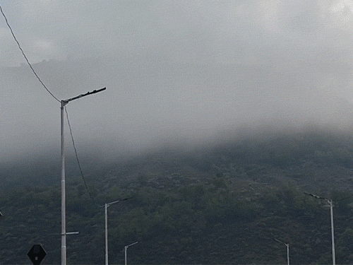 जम्मू-कश्मीर के बांदीपोरा में बारिश के बाद तापमान घट गया। सोमवार सुबह से ही कोहरा छाया है।