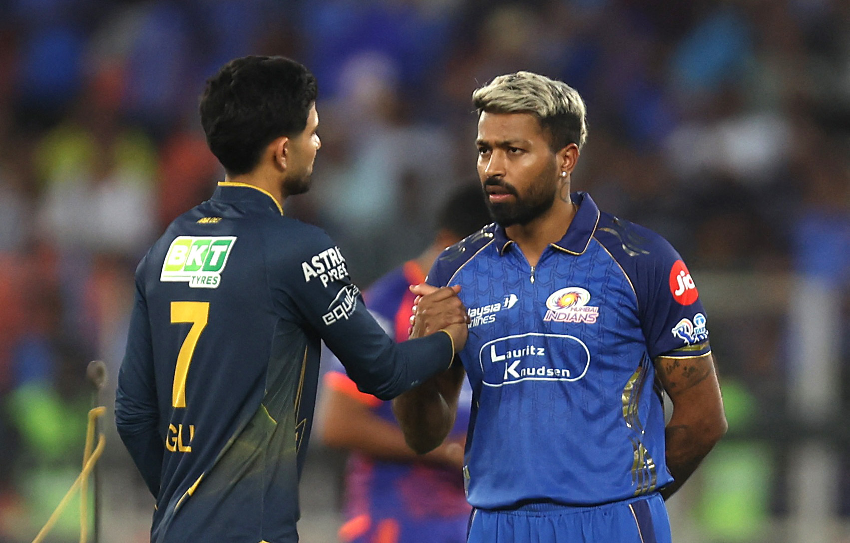 टॉस के दौरान गिल और पंड्या।