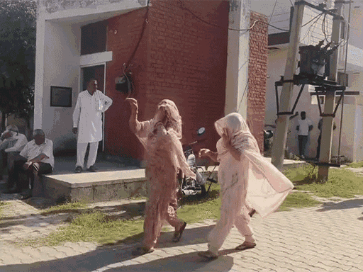 बच्चों के सुसाइड की खबर मिलने के बाद रोते-बिलखते परिजन।