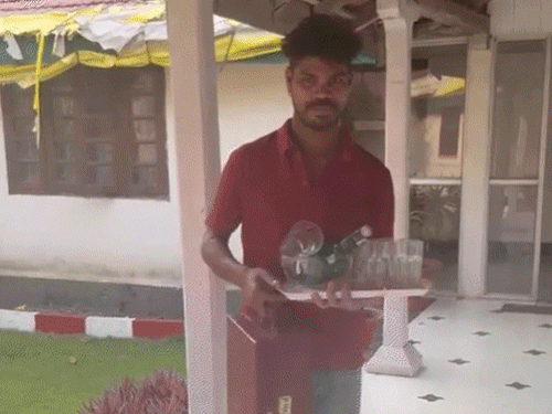 मौके से बीयर की बोतलें और शराब की बोतल मिली। - Dainik Bhaskar